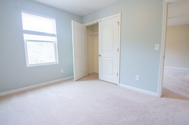 Building Photo - 4 Bedroom 3 Bathroom Home- Pets Okay!