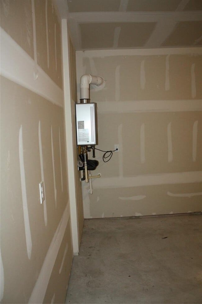 Building Photo - 10109 Curb Strap Dr