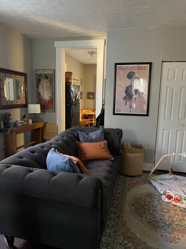 Living Room - 646 Oak St