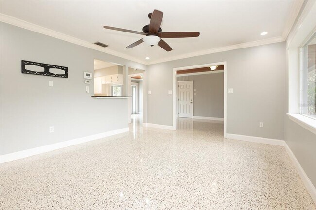 Building Photo - 10235 N Fleetwood Dr
