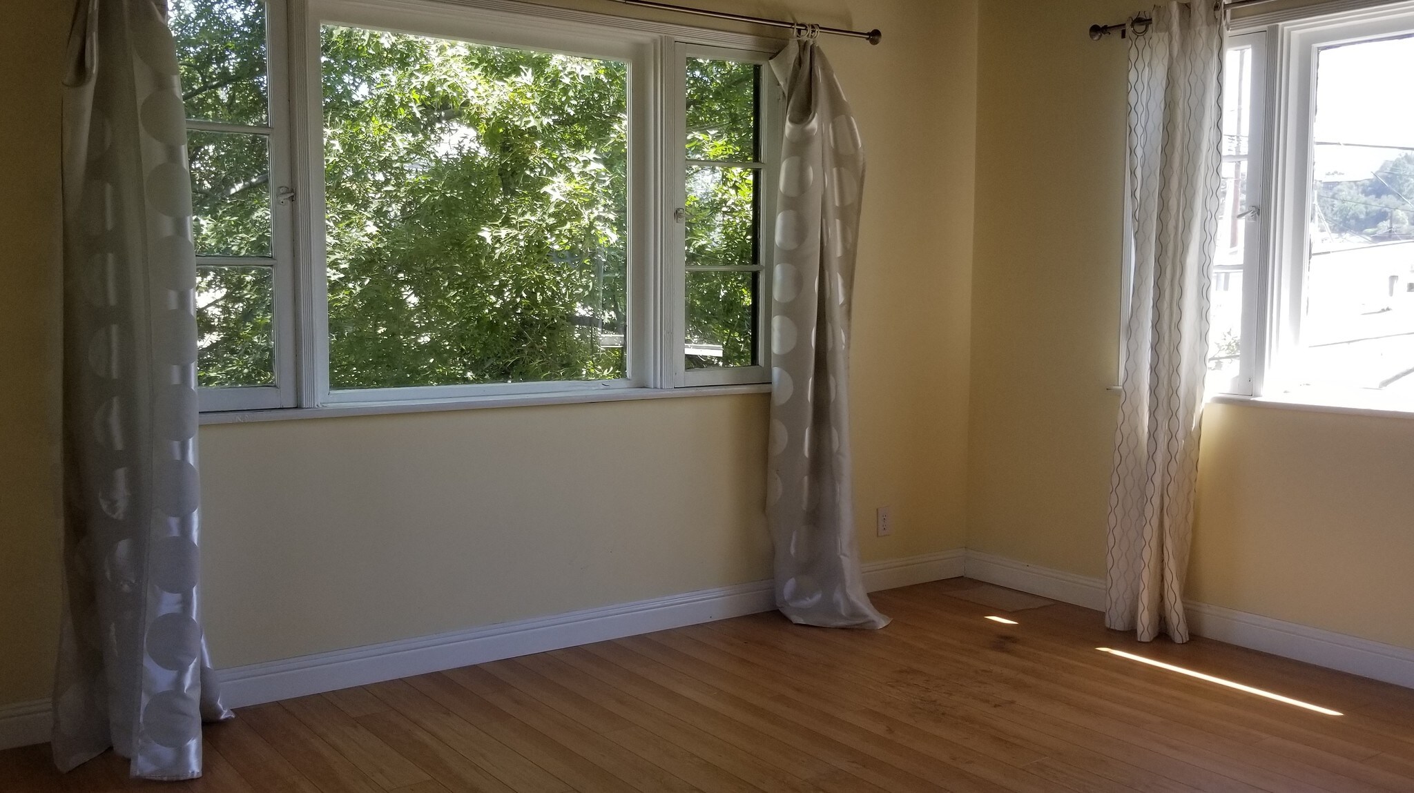 Building Photo - 1033 E Glenoaks Blvd
