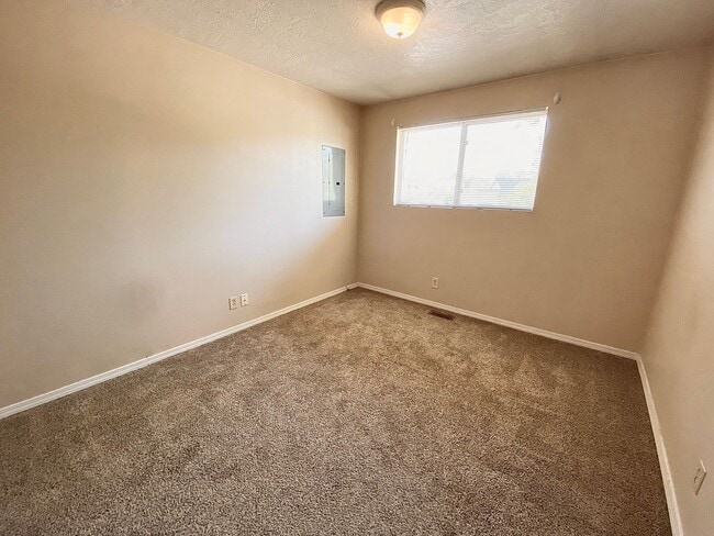 Building Photo - 2 Bedroom 1 Bath Units
