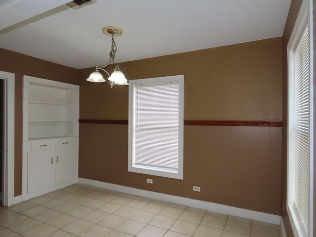 Building Photo - Quaint West Side  3 bedroom 2 Bath Home!