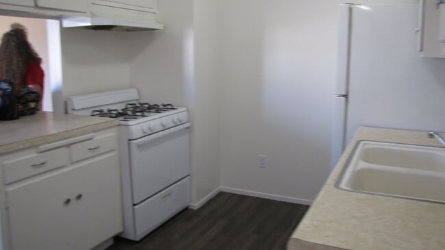 Building Photo - Rosedale Hwy Duplex