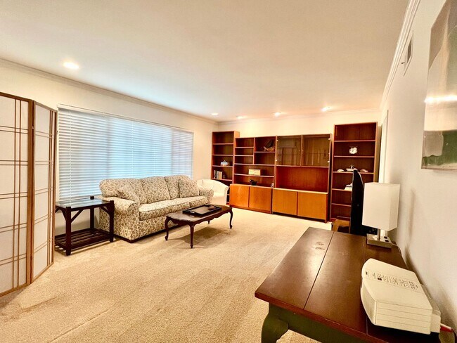 Building Photo - Beautifully Furnishee 2 bedroom, 2 bathroom Home