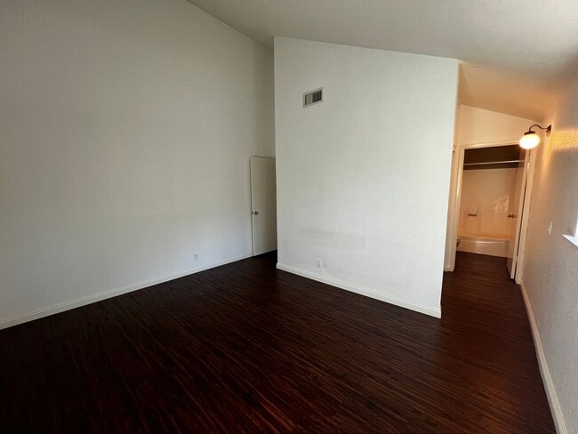 Building Photo - 2 Bedroom 3 Bath Condo for Rent in an Excellent Area of Fullerton