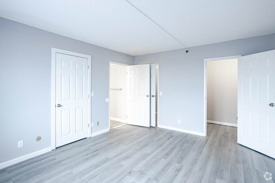 2BR, 2BA - 800SF - Bedroom - Vermont Plaza Apartments