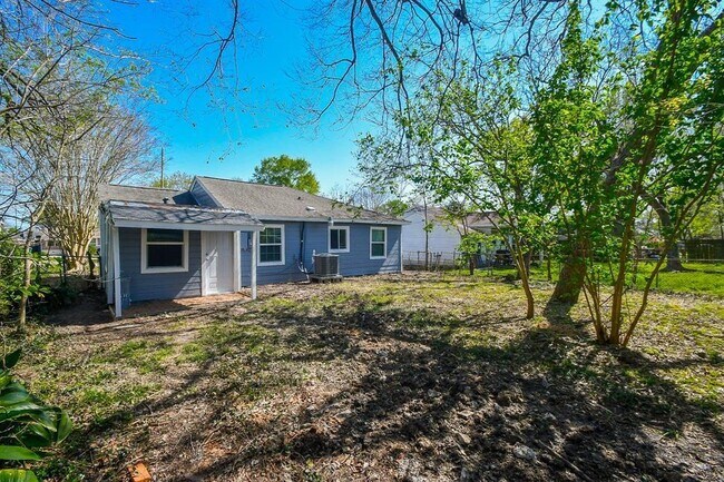 Building Photo - 7334 Mountbatten Rd