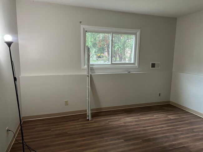 Building Photo - 1 bedroom 1 Bathroom Lower of Level Duplex...