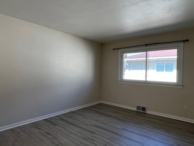Building Photo - Spacious 2-BDR 2-BTH Duplex w/ Basement, G...
