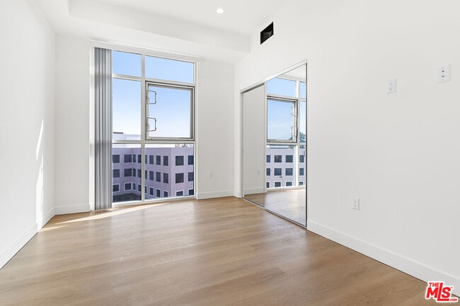 Building Photo - 164 Chestnut St