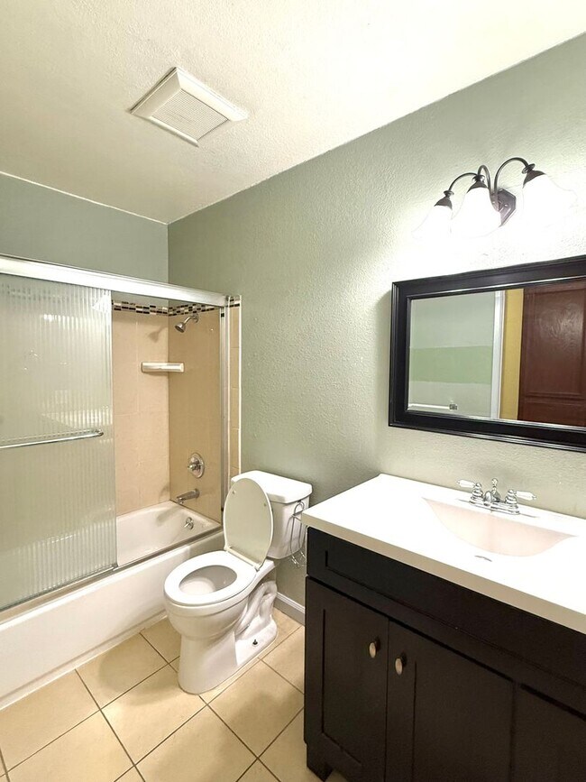 Building Photo - $3490 -- Beautifully Upgraded 3BR Townhome in Northgate