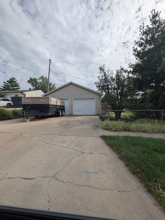 Building Photo - 1216 Robin Dr
