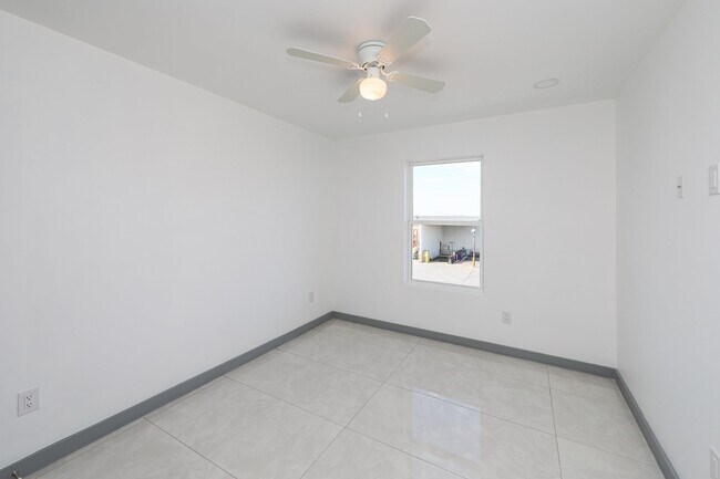 Building Photo - 1011 Emerald Valley Dr