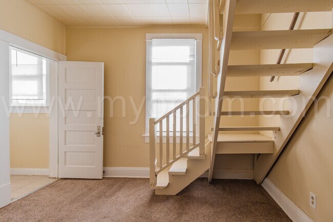 Building Photo - Available Now! | Bright 3 Bedroom / 2 Bathroom Home | 13th & Martha