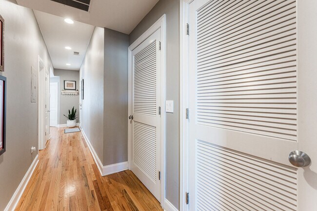 Building Photo - 726 W Addison St