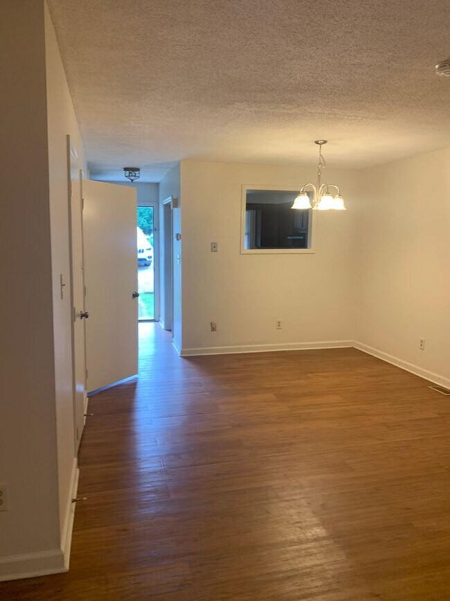 Building Photo - 6901g