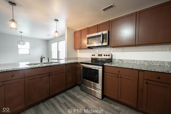 Building Photo - 955 N Traub Ave