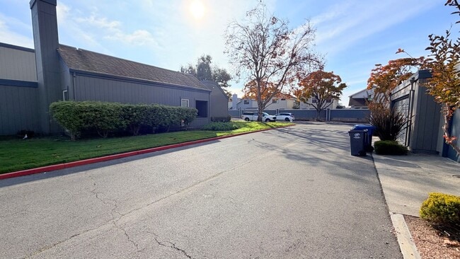 Building Photo - 1092 Melrose Ave