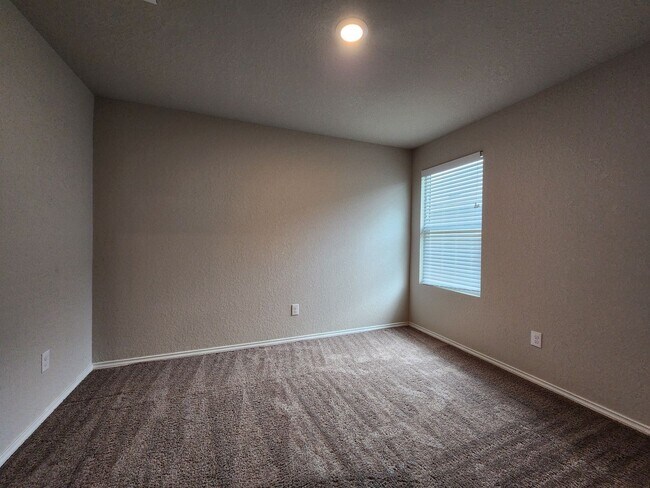 Building Photo - 3/2/2 in Heather Glen / Fridge Included / Fenced in Back Yard / CISD