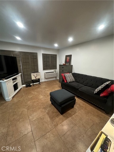 Building Photo - 635 N Bristol St