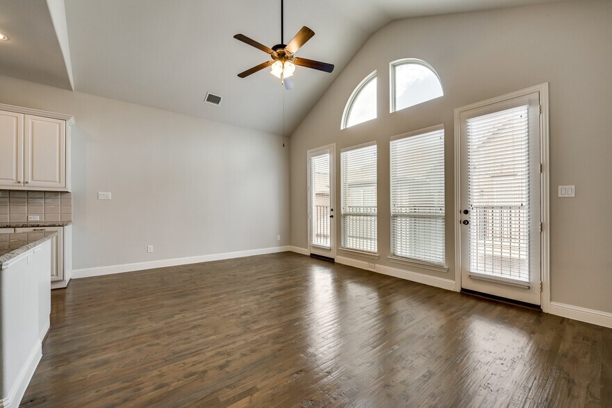 Building Photo - 923 Whitehall Dr