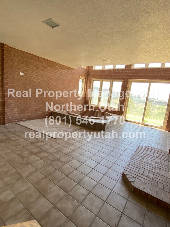 Building Photo - Beautiful Bountiful Home on the Bench