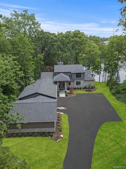 Building Photo - 3511 Lakecrest Dr