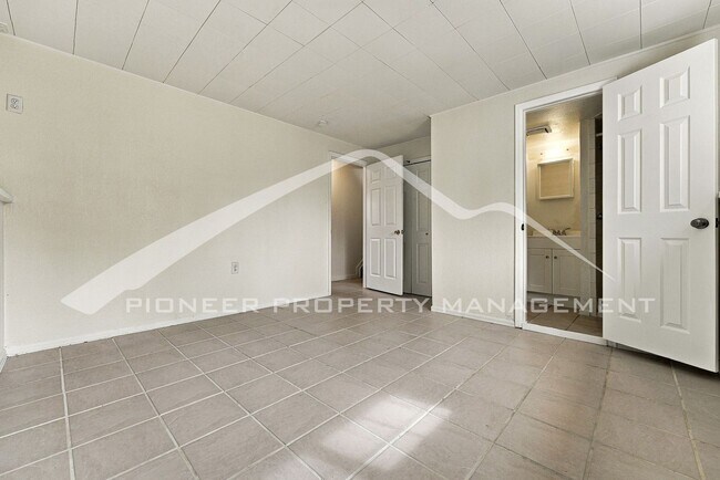 Building Photo - 12854 E Florida Dr