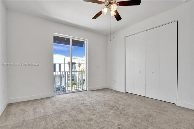 Building Photo - 400 NE 35th Ct