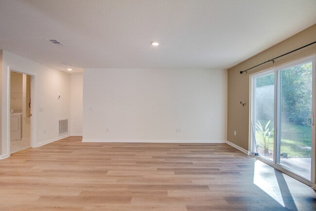 Building Photo - 3-Bed, 2-Bath Modern Home in Prime Locatio...