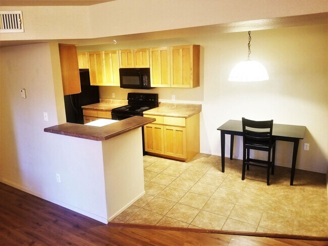 Building Photo - 2bd/2ba West-Flagstaff Condo -End-Unit - N...
