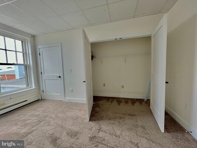 Building Photo - 302 York St