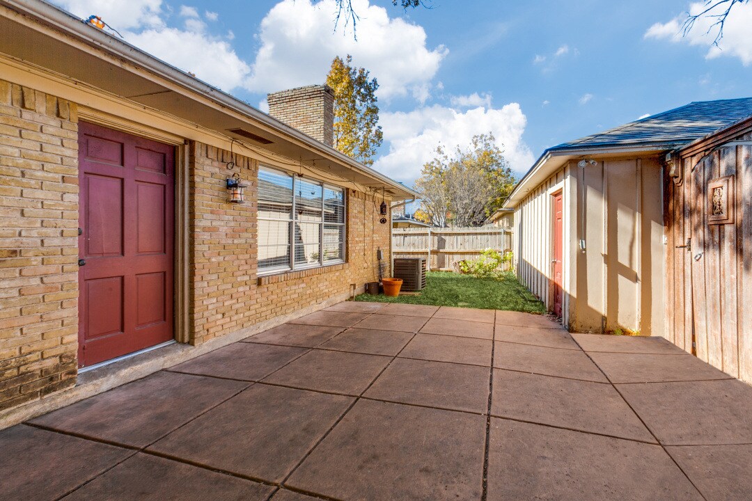 Building Photo - 7621 Dentcrest Dr