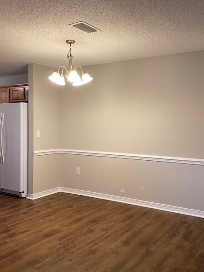 Building Photo - 25855 Argonne Dr
