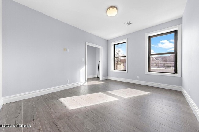 Building Photo - 160 Monmouth St