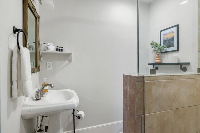 Building Photo - The Laurens Cottage | University Hill