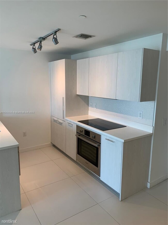 Building Photo - 1 br, 1.5 bath Condo - 501 NE 31st St Unit...