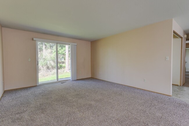 Building Photo - 3 Bed 2 Bath House with all new flooring!