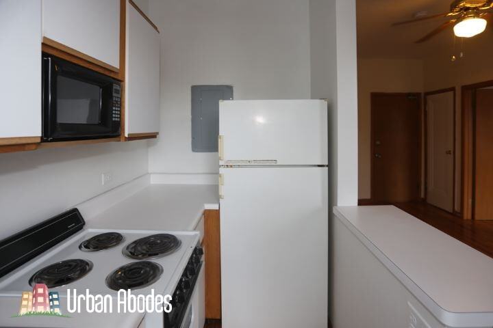 Building Photo - 633 W Barry Ave