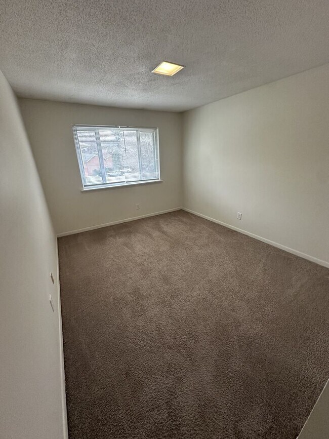 Building Photo - 3 Bedroom 2.5 Bathroom Condo!