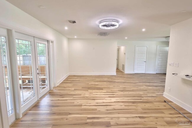 Building Photo - 3795 Summer Dr