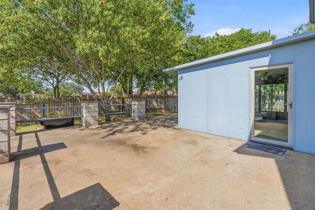 Building Photo - 2106 Lamplight Village Cir