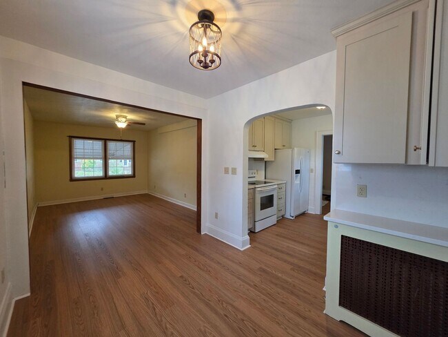 Building Photo - Charming brick ranch in Ellsworth