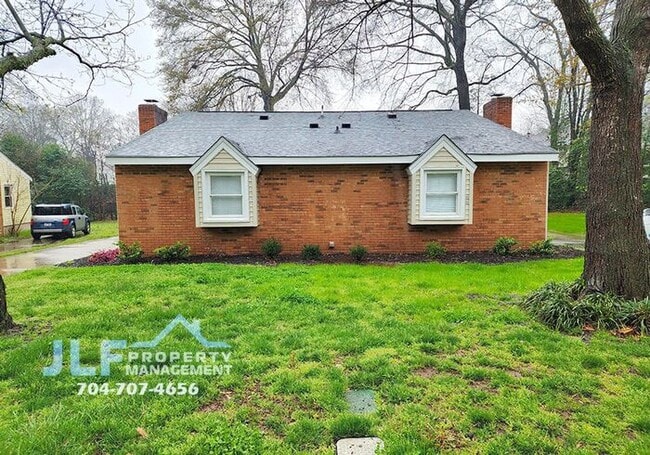 Building Photo - Freshly Updated 2/2 Duplex with Modern Fix...