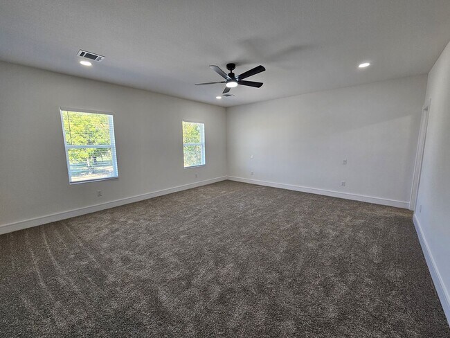 Building Photo - Available now ready for immediate move in ...