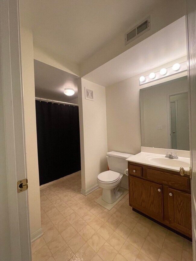 Building Photo - 2460 Fountain Pl