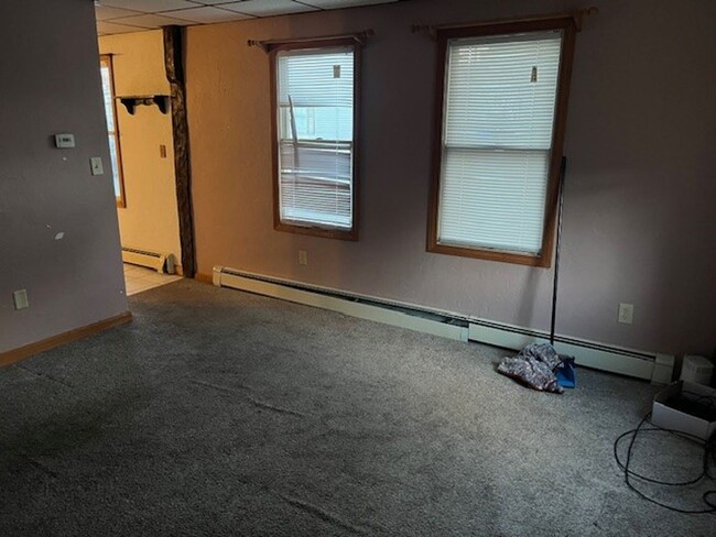 Building Photo - Plymouth 2 Br - 1Ba duplex in convenient i...