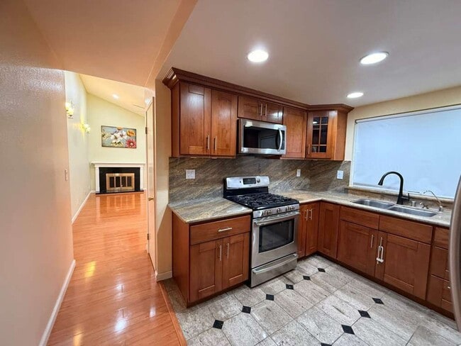 Building Photo - Bright & Spacious 3 Bedroom, 2 Bath Home in Fremont — Solar Included!