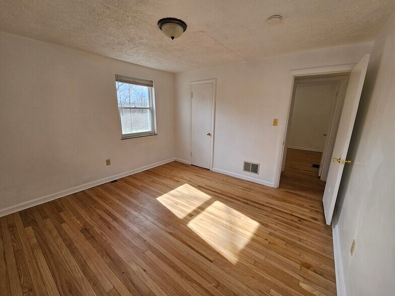 Building Photo - 115 Sanders Dr